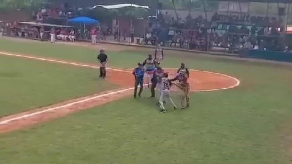 Ampayer golpea a Coach de Ruíz Cortinez en la Clemente Grijalva