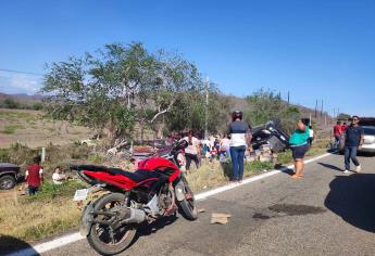 !Se hace la rapiña! Vuelca trailer con sueros en El Quelite; conductor queda herido