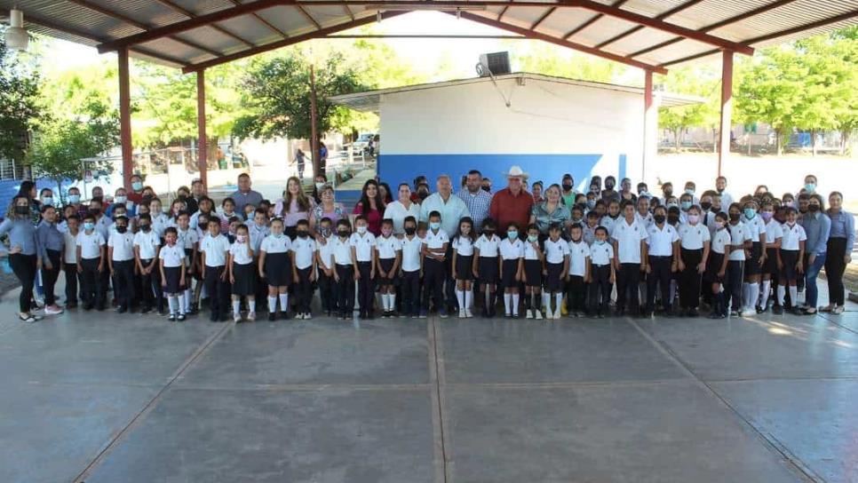 Alcalde de Sinaloa se compromete en la rehabilitación de la escuela de Bacubirito