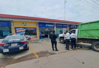 Encargado de negocio de celulares pierde el control de camioneta y terminan dentro del local