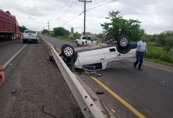 Vuelca después de chocar contra camioneta del Ayuntamiento de Culiacán