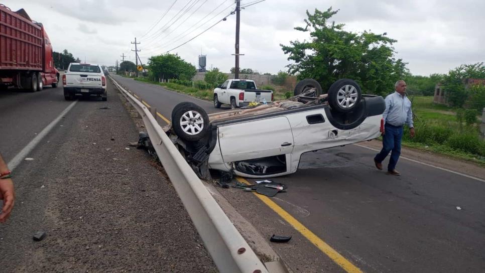 Vuelca después de chocar contra camioneta del Ayuntamiento de Culiacán