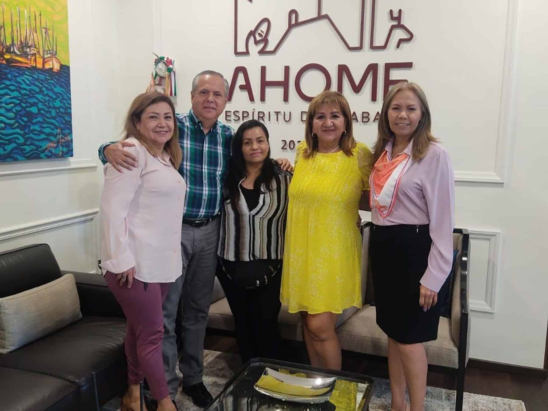 El alcalde Gerardo Vargas se reunió con la Secretaria de las Mujeres en Sinaloa, Tere Guerra y la policía municipal Dignora Valdez. FOTO: Esthela García.