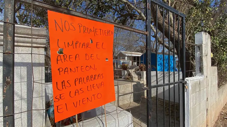 Vecinos inconformes colocaron cartulinas exigiendo una barda para el panteón del Conchi, en Mazatlán. FOTO: Dilan Gómez.