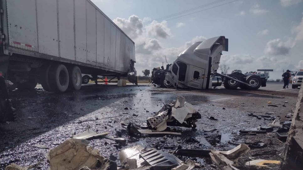 Chofer de tráiler se duerme y choca contra puente en «La Costera»