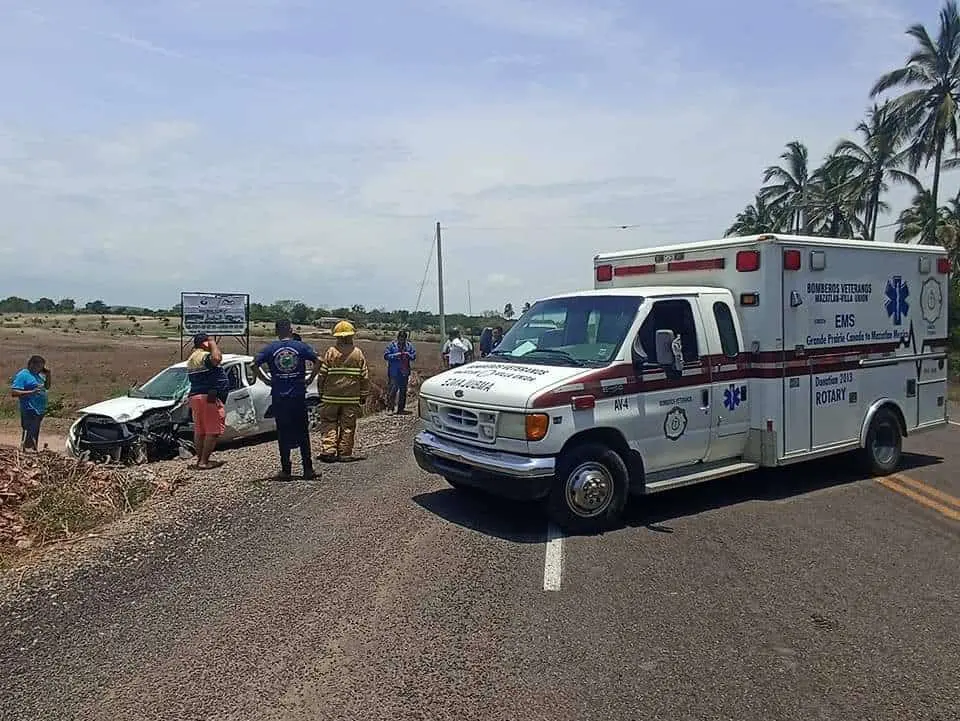 Bomberos se movilizan tras choque en carretera hacia la Isla de la Piedra