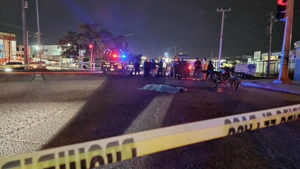 Motociclista de 16 años muere arrollado por camioneta frente al mercado de abastos en Culiacán