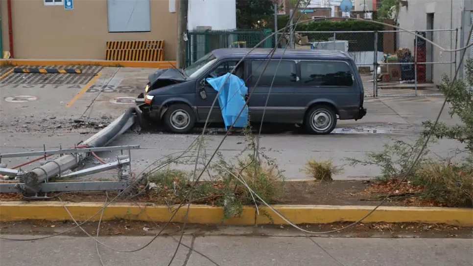 Muere hombre al chocar contra un poste de energía eléctrica en Mazatlán