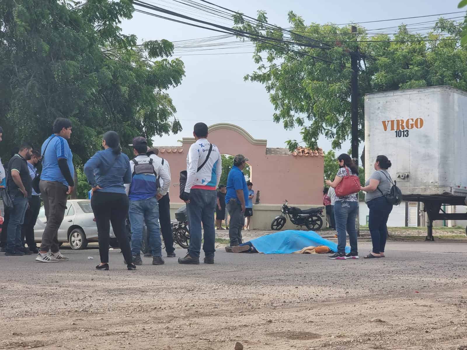 Motociclista muere tras chocar contra camión de la ruta Prepa-Centro, en Culiacán