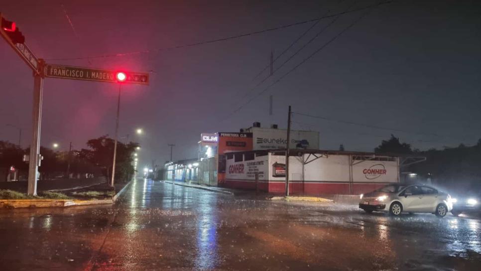 Cae intensa lluvia en Los Mochis