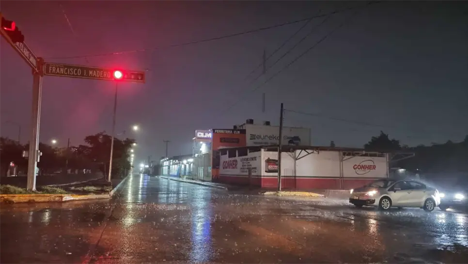 Cae intensa lluvia en Los Mochis