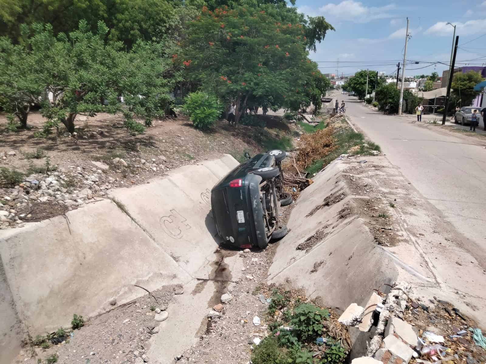 Adulto sale ileso tras caer con todo y su camioneta a un canal en Culiacán