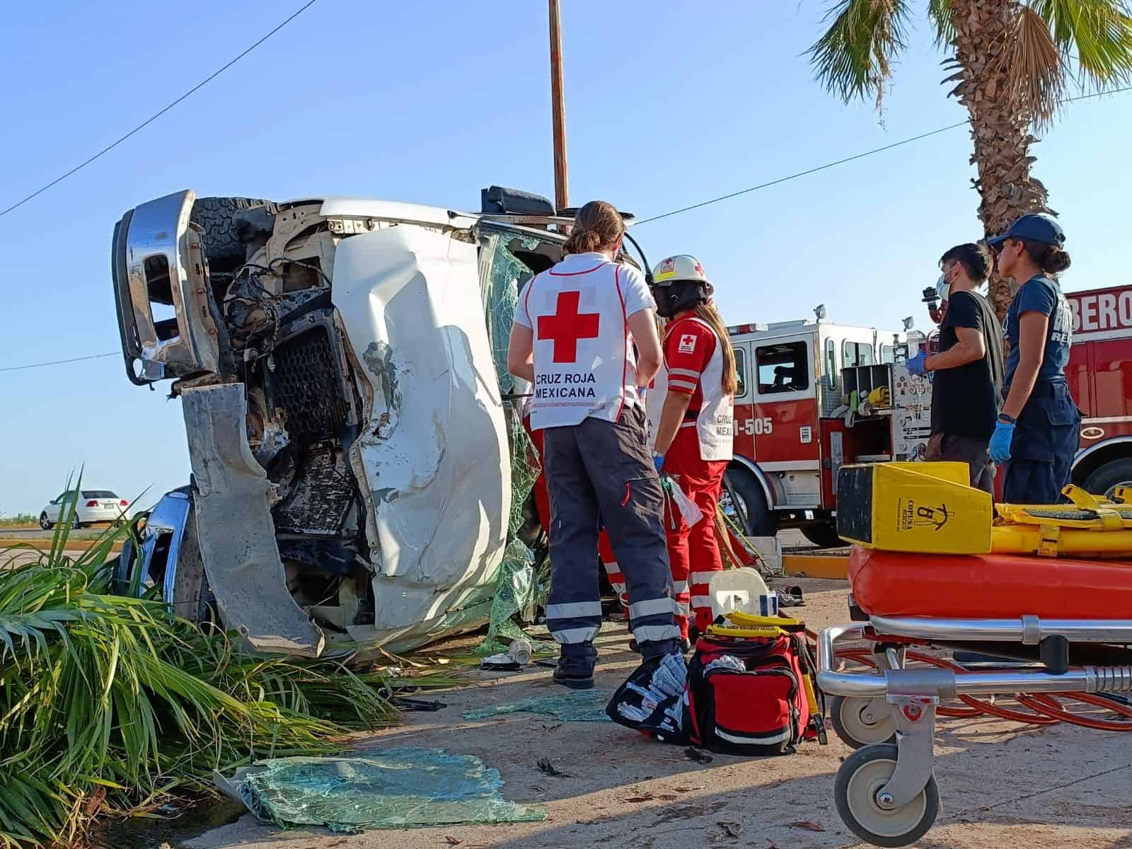 Volcadura en Guamúchil deja un muerto y un herido