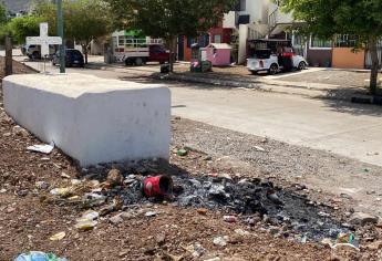 Por falta de espacio, entierran a sus difuntos en la banqueta… en pleno fraccionamiento