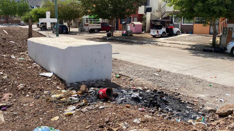 Por falta de espacio, entierran a sus difuntos en la banqueta… en pleno fraccionamiento