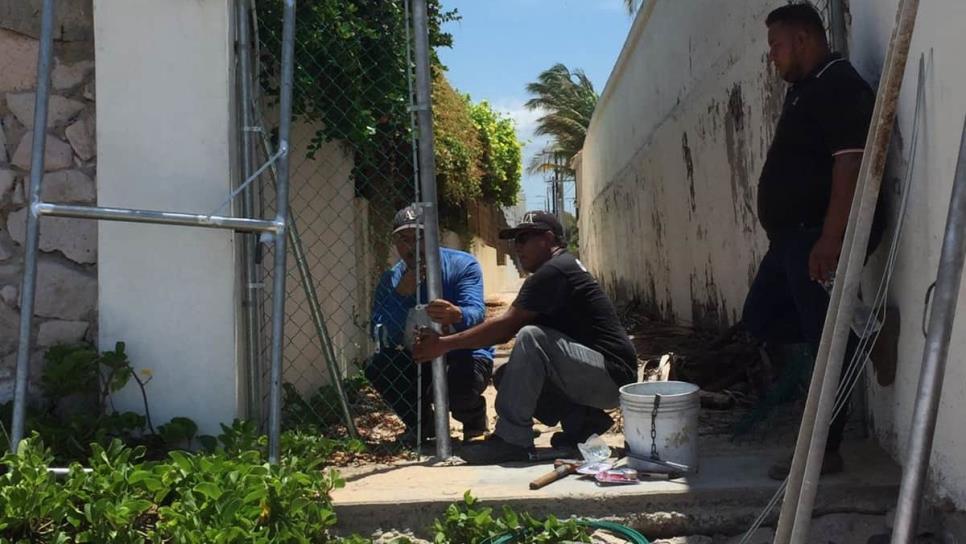 Torre de condominios privatiza acceso a la playa en Mazatlán