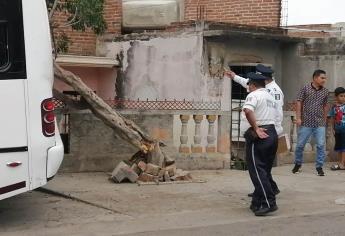 Chófer de camión urbano pierde el control y se estrella contra una casa, en Culiacán