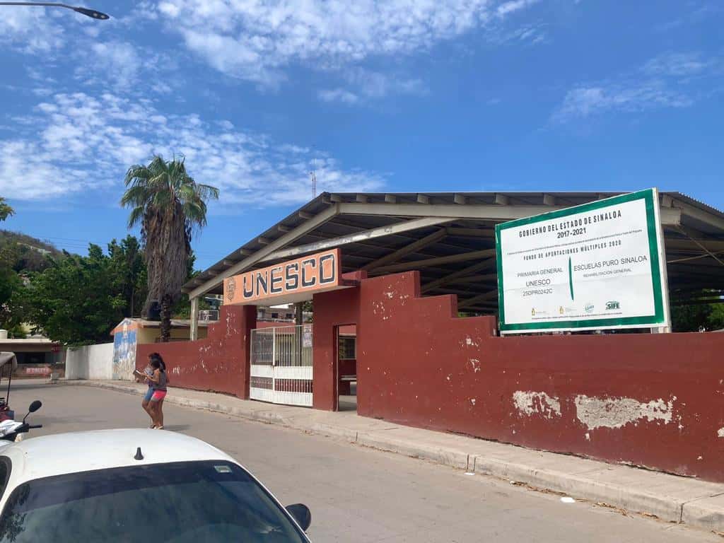 Primaria amenaza con colocar lona con nombres de padres que deben cuota en Mazatlán