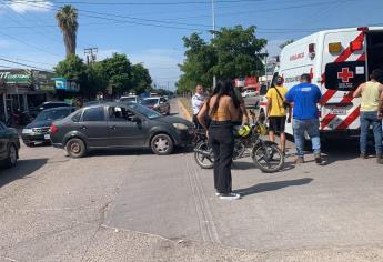 Pareja termina grave tras ser embestidos en una motocicleta en Los Mochis