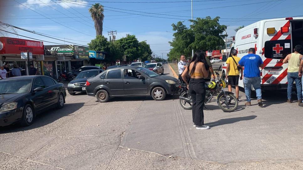 Pareja termina grave tras ser embestidos en una motocicleta en Los Mochis