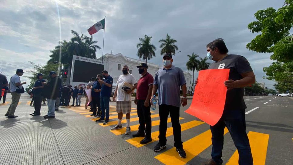 Policías jubilados bloquean la Obregón: exigen que se cumpla aumento en sus pensiones