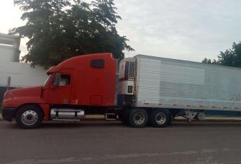 Detiene Policía de Ahome a hombre por posible robo de tráiler cargado con carne