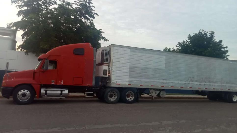 Detiene Policía de Ahome a hombre por posible robo de tráiler cargado con carne