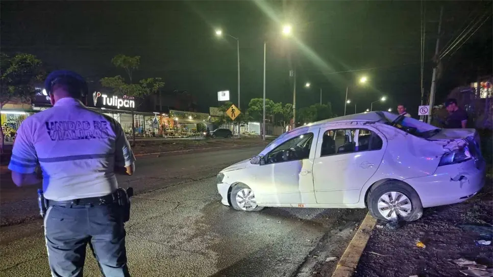 Vuelca auto en el que viajaban cuatro militares en Culiacán