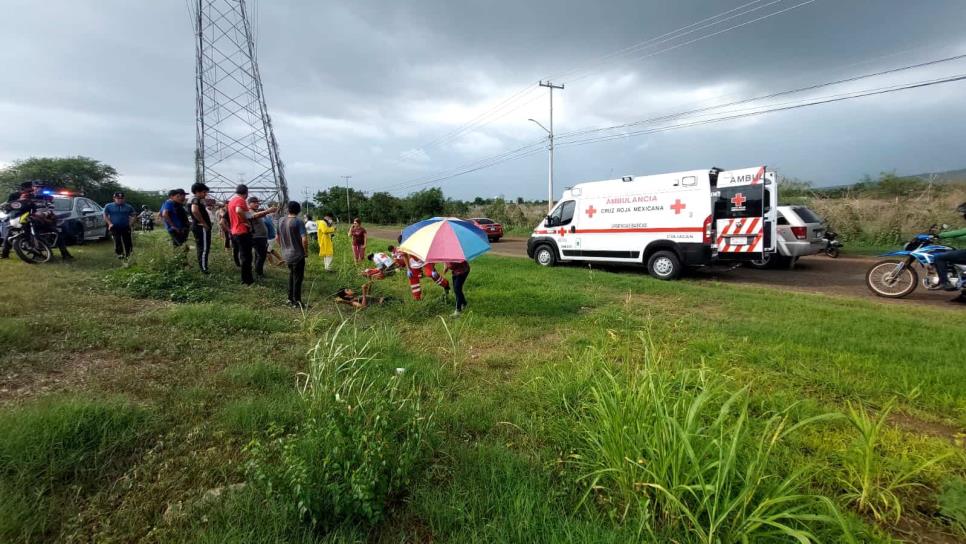 Jóvenes motociclista derrapan sobre la Obregón: hospitalizan a uno de ellos