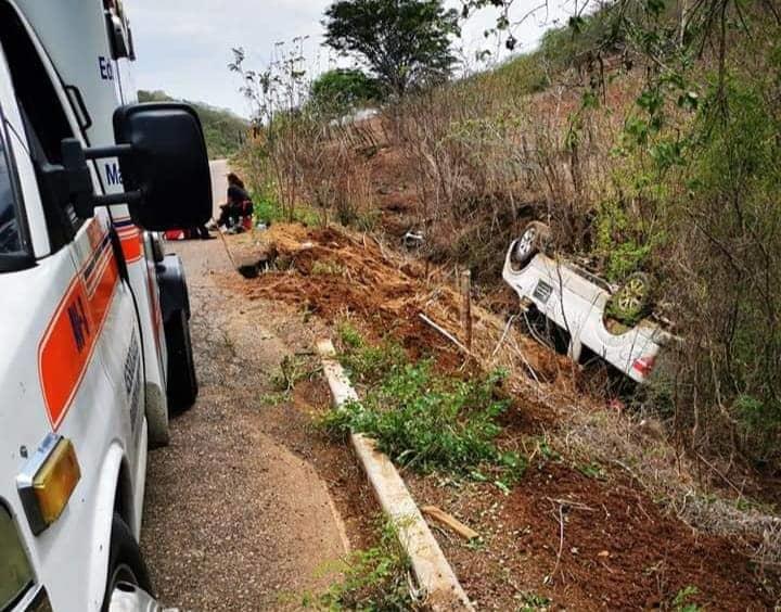 Volcadura de camioneta deja una pareja herida, en la carretera Habal-La Noria