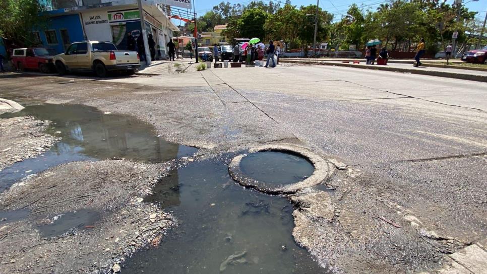 Bloquean vecinos de la Juárez avenida por fuga de aguas negras