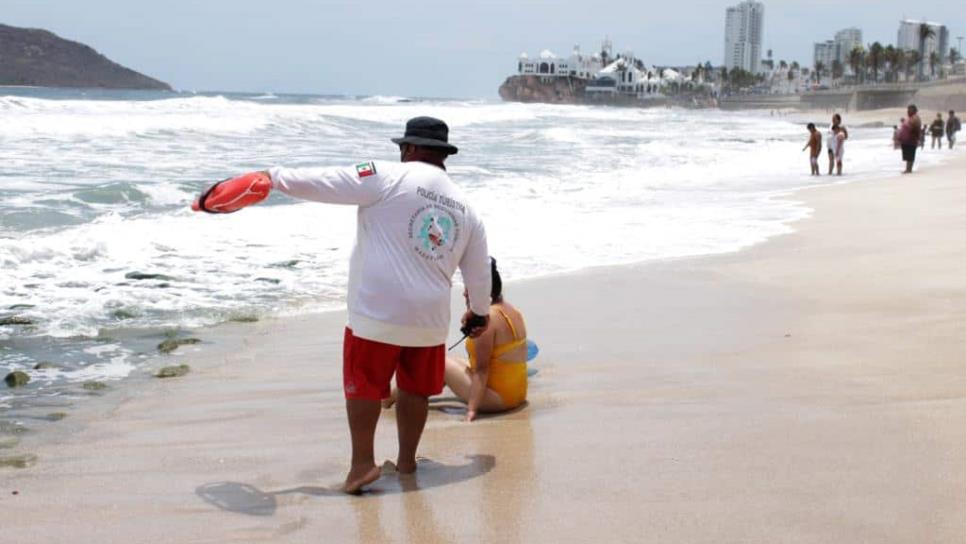 Restringen deportes acuáticos en playas de Mazatlán por alto oleaje