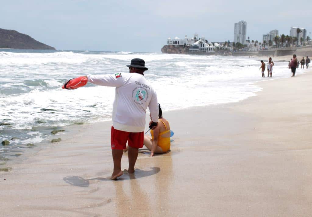 Restringen deportes acuáticos en playas de Mazatlán por alto oleaje