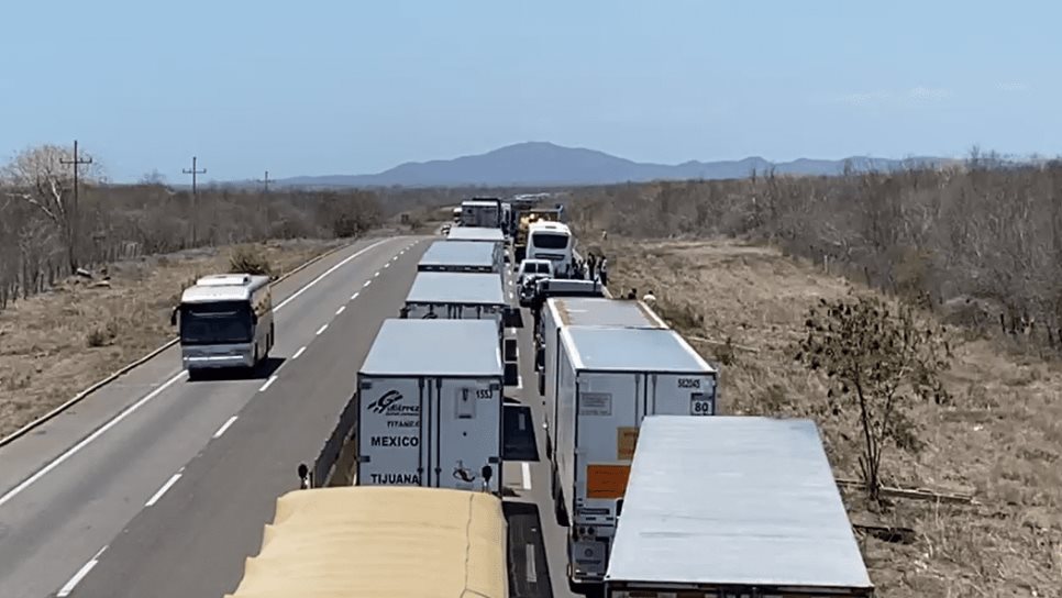 Tráiler choca y se incendia sobre la autopista Mazatlán-Culiacán