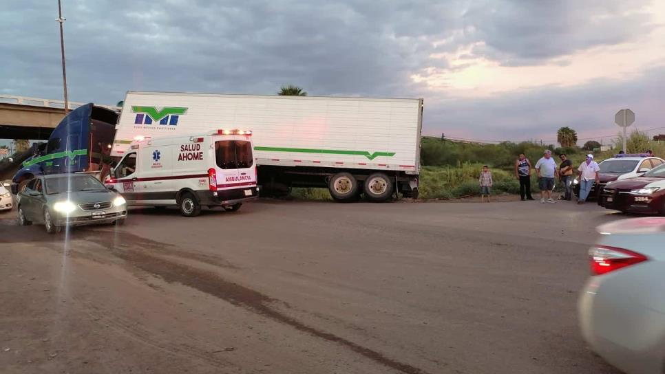 Tráiler queda a punto de volcar al nororiente de Los Mochis