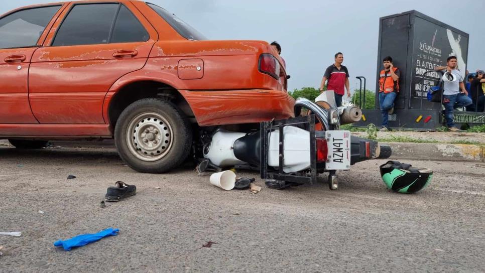 Camioneta de lujo arrolla a familia que viajaba en motocicleta, en Culiacán