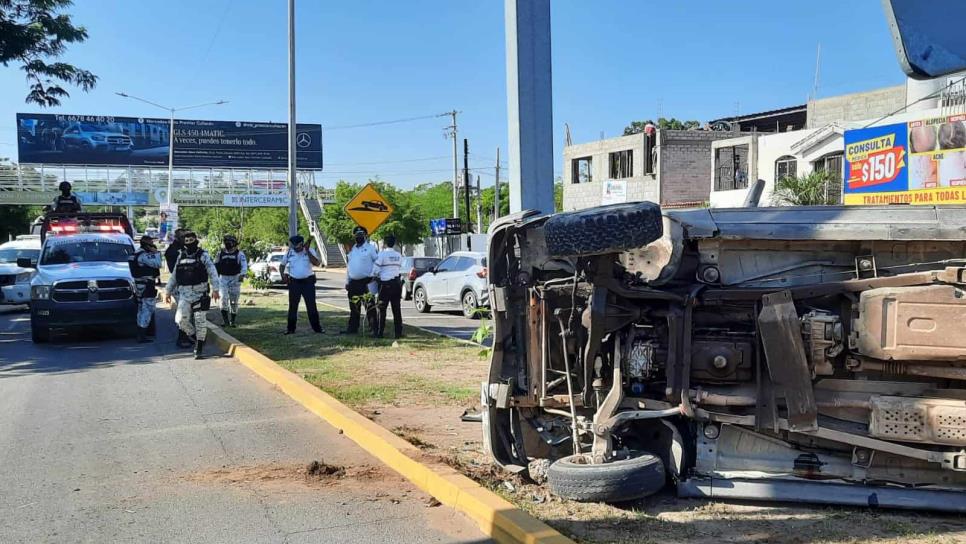 Conductor se queda sin frenos y vuelca frente al Parque 87, en Culiacán