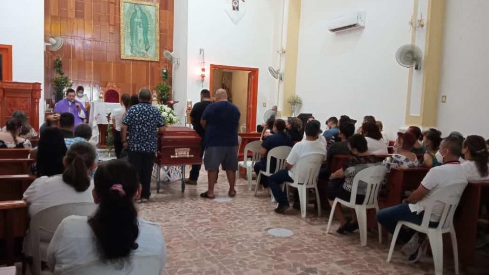 Familiares y amigos rinden último adiós a taxista asesinado en Mazatlán