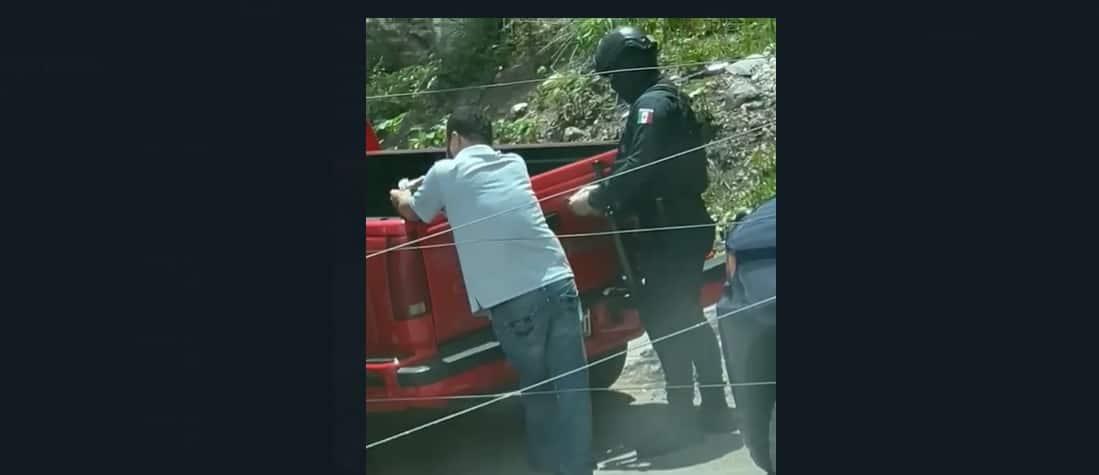 Circula video de policía estatal contando posible fajo de billetes