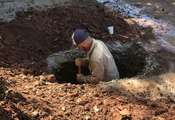 Conectan ilegalmente dos casas a misma toma de agua y provocan fuga