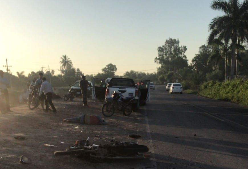 Motociclista invade carril y choca en Ahome, termina grave