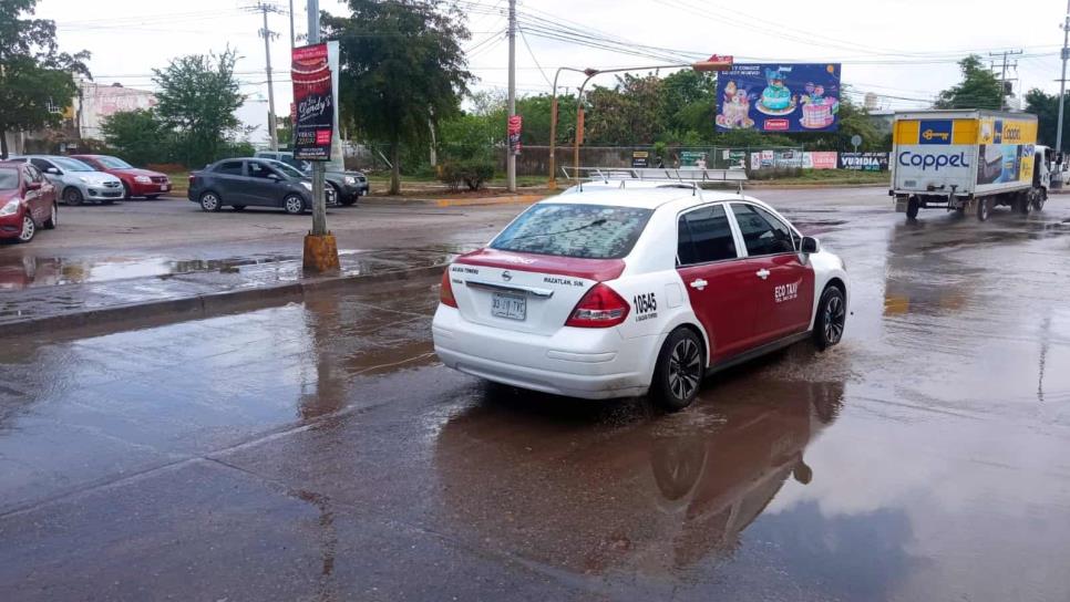 Lluvias afectan a taxistas de Mazatlán