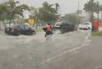 Breve lluvia encharca a todo Mazatlán