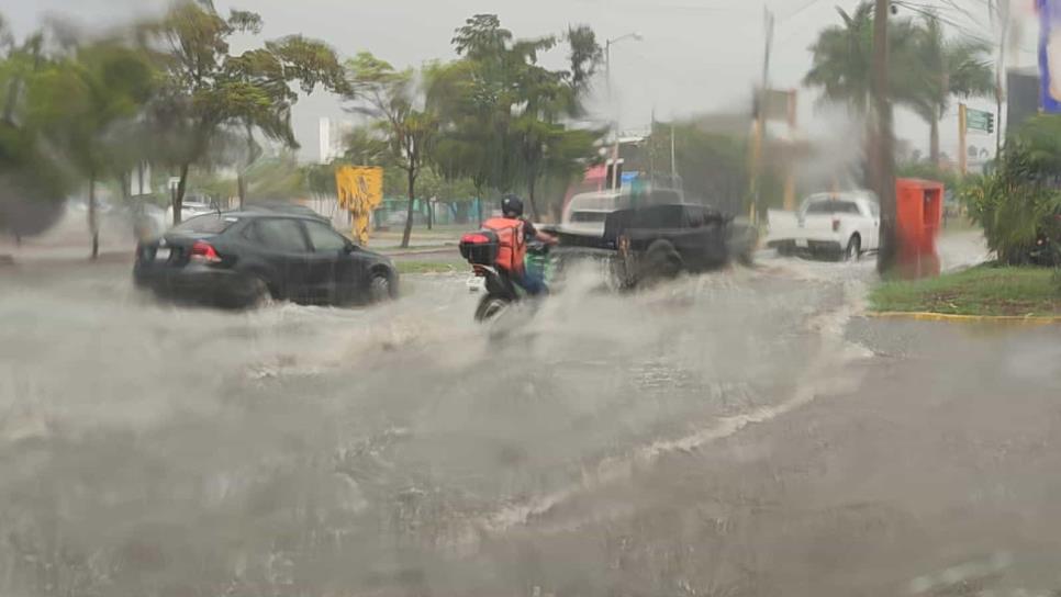 Breve lluvia encharca a todo Mazatlán