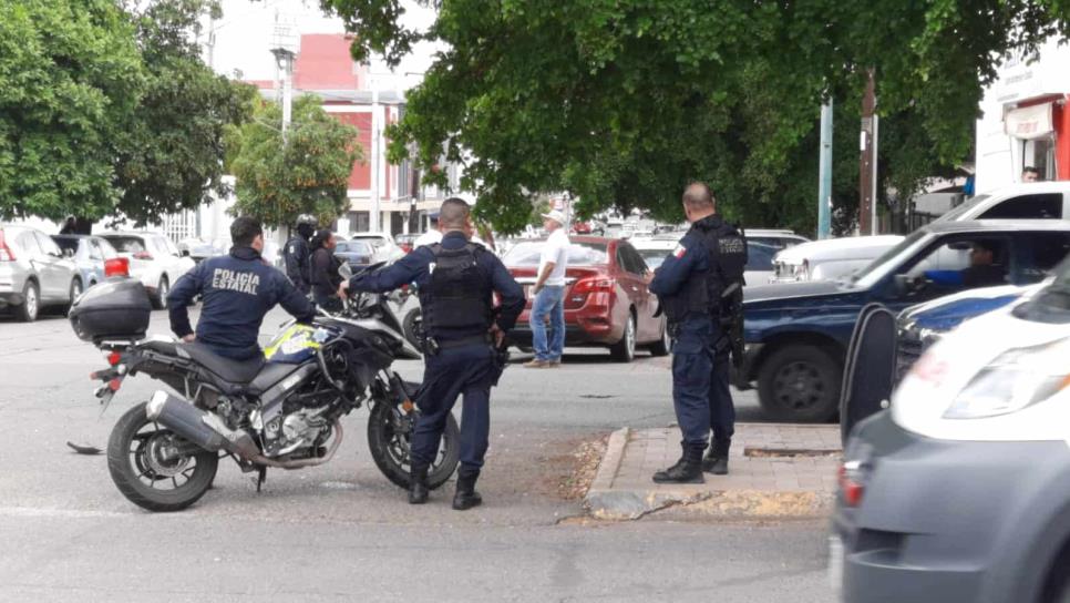 Motopatrullero choca contra auto y su arma se parte a la mitad