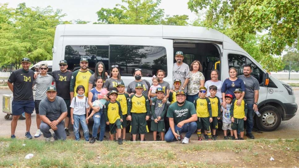Alcalde de Ahome cumple compromiso y apoya con transporte a equipo infantil de beisbol