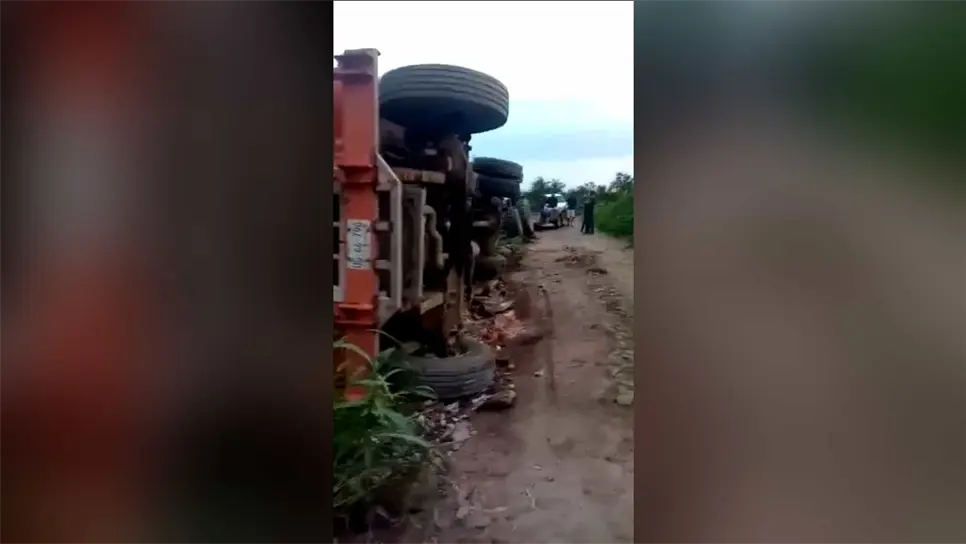 Se voltea camión con mango por malos caminos en Escuinapa
