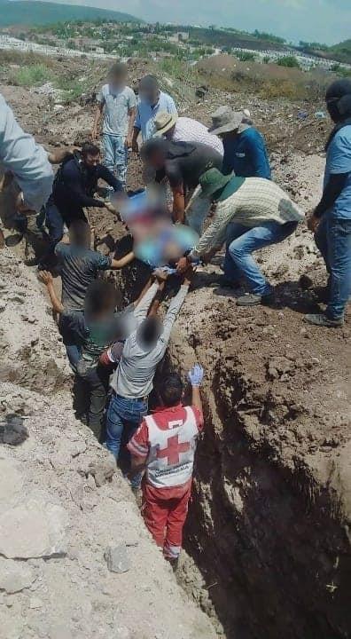Policías de Culiacán salvan a trabajador de morir sepultado en una zanja