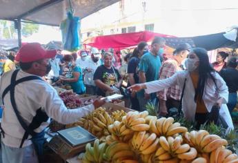 Salud Municipal de Ahome entrega cubrebocas a comerciantes y clientes del tradicional tianguis dominical