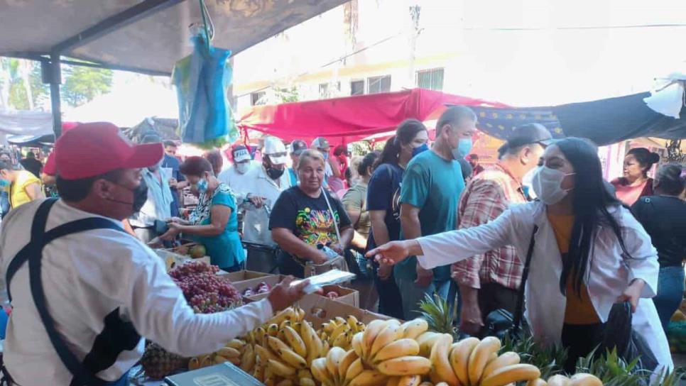 Salud Municipal de Ahome entrega cubrebocas a comerciantes y clientes del tradicional tianguis dominical